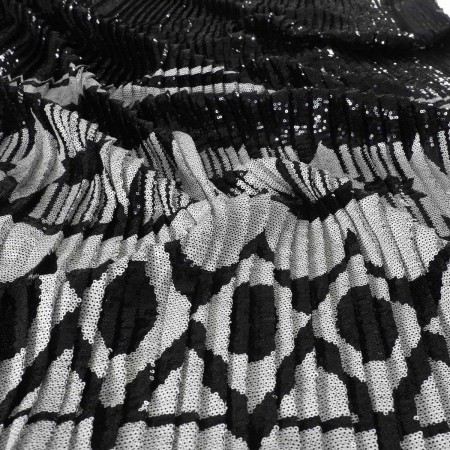 Black/white pleated sequins with border